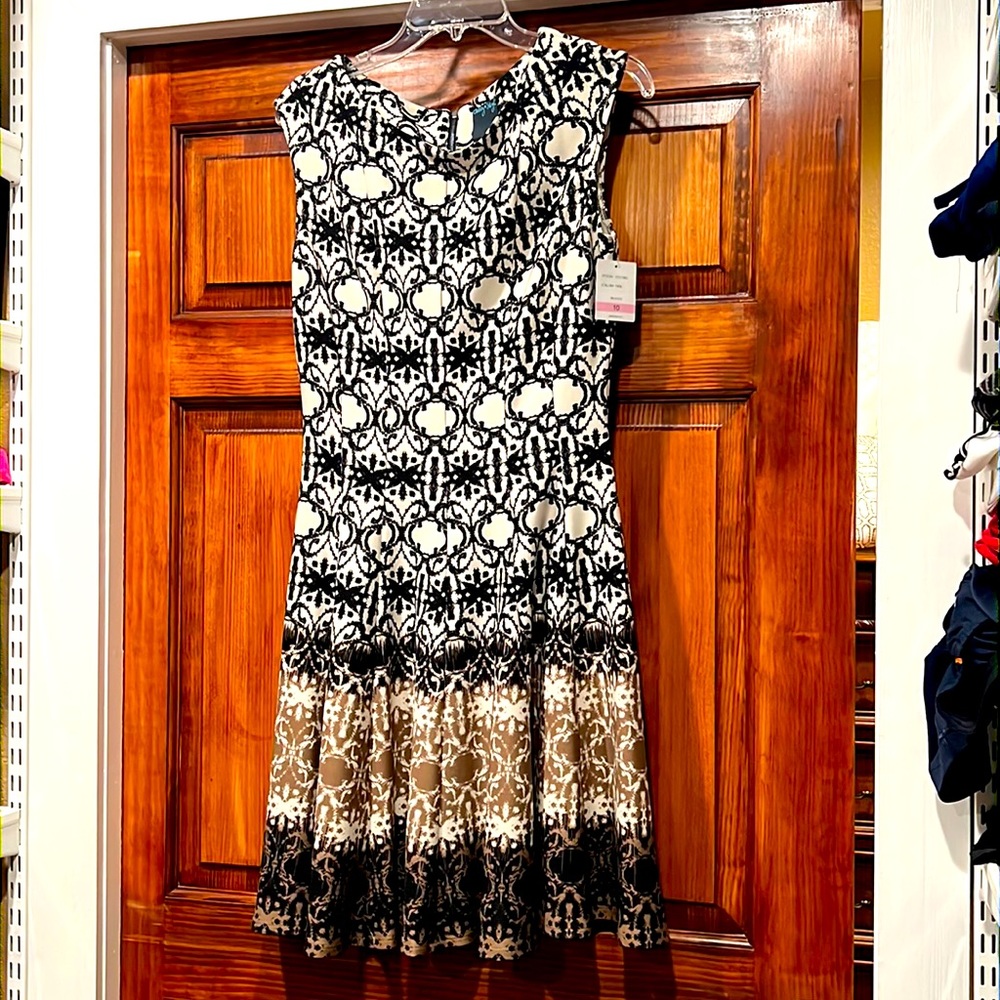 Gabby Skye, brand new size 10 dress. Super cute and very slimming.